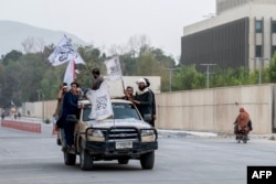 Luptători talibani, sărbătorind a patra aniversare de la preluarea puterii în Afganistan, Kabul, 15 august 2025