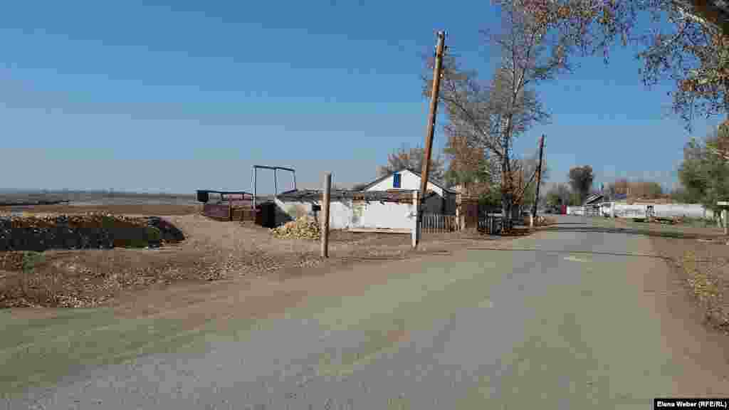 В Садовом, по сравнению с некоторыми другими селами в Карагандинской области, дороги находятся в более или менее хорошем состоянии. Также жители рады тому, что в их селе есть центральный водопровод. Это, пожалуй, единственный плюс в селе Садовое.