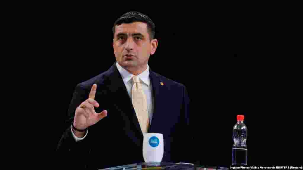 „George Simion a tökéletes kaméleon, mindig azt mondja, amit hallani akarnak, attól függ, hogy milyen környezetben van. De mi nem tudjuk elfelejteni az Úzvölgyét, az első világháborús magyar katonai temető meggyalázását –a 2018-2019-es eseményeket –, hisz onnan nőtt ő ki. Nem tudjuk elfelejteni azt a több mint száz pert, amit pártja indított a székely és magyar zászló, a magyar nyelv használata ellen, és azokat a kezdeményezéseket sem, amelyek egyes magyar iskolák átalakítására és a magyar nyelv visszaszorítására – hogy csak családon belül lehessen használni – vonatkoztak. Ezek ott vannak a levegőben, ezt egy olyan kijelentéssel, hogy az RMDSZ egy professzionális párt, nehéz letudni” – idézi Kelemen Hunort a Maszol.roA fotón a szélsőjobbos román politikus egy május 8-ai elnökjelölti vitán Bukarestben