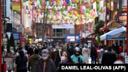 Njerëzit me maska në Londër të Mbretërisë së Bashkuar. 