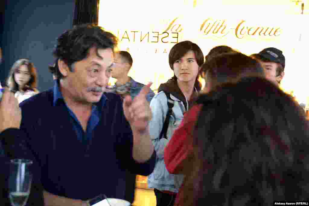 Еще один известный представитель современного искусства Казахстана, пришедший на вернисаж, &ndash; художник Рашид Нурекеев.