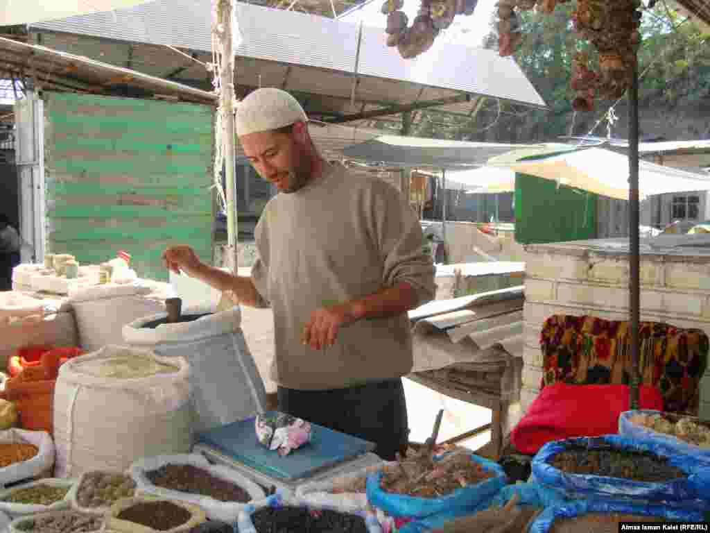 Внутри центрального рынка только несколько торговцев торгуют специями и благовониями.