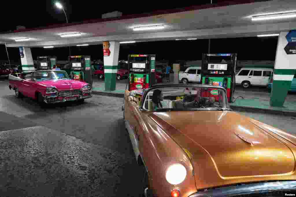 Végül pedig néhány, magyar szemnek is ismerős autó: a színes kabriók és a kútfejek mögött feltűnik pár, szintén old timer korú Lada is