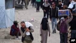 Palestinieni care alimente și ajutoare umanitare furnizate de Fundația Umanitară din Gaza.