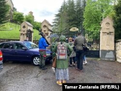 ჟურნალისტებს ეპისკოპოსის რეზიდენციაში შეცვლისას პოლიცია ამოწმებს