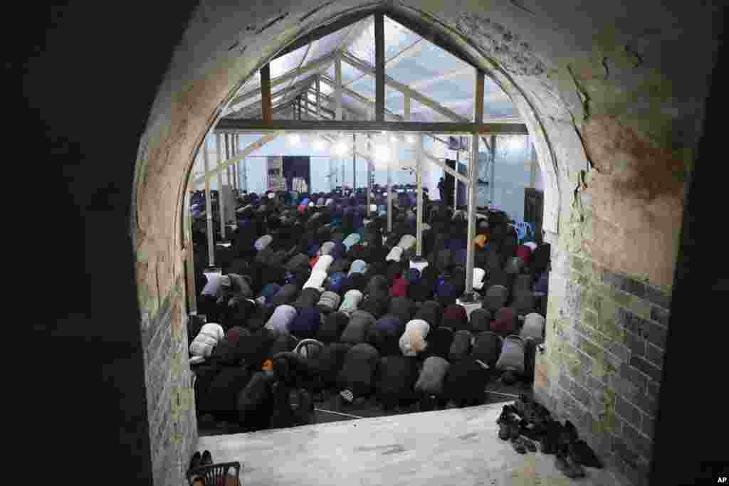 Palestinezët marrin pjesë në lutjet e taravisë në qytetin e Gazës.