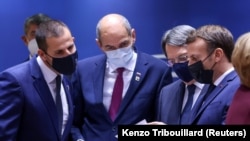 Janez Janša (drugi s leva), premijer Slovenije, sa evropskim zvaničnicima na EU samitu u Briselu održanom 16. oktobra 2020. godine. 