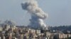 Fumul se ridică deasupra unei localități din Libanul de sud, după un bombardament israelian, la 23 septembrie. 