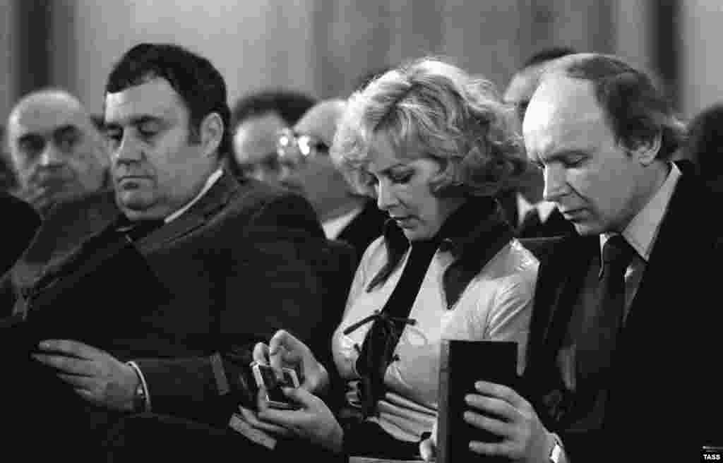 Эльдар Рязанов и актеры, снимавшиеся в его фильме "Ирония судьбы, или С легким паром!". Фото 1978 года