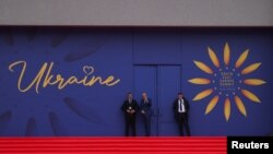 Albania face parte din NATO și aspiră la integrarea în Uniunea Europeană. 