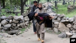 Dijete prenose do vojnog helikoptera koji je sletio kako bi evakuirao povrijeđene žrtve zemljotresa u kojem je poginuo veliki broj ljudi i uništena sela u istočnom Afganistanu, Mazar Dari, provincija Kunar, 1. septembra 2025.