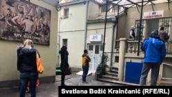 Red za analizu antitela nakon vakcine ispred jedne od laboratorija INEP-a u Beogradu