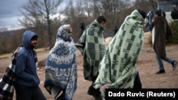 Migranti pod dekama nakon što je zatvoren privremeni centar 'Lipa', 24. decembar 2020