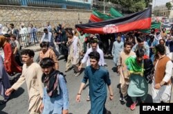 Afganistanci drže nacionalne zastave dok slave Dan nezavisnosti u Kabulu, 19. avgusta 2021.