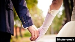 Qeveria aktuale e Kosovës, e cila është zgjedhur në mars të vitit 2021, ka premtuar ndërtimin e 4.000 njësive banesore dhe përparësi do të kishin çiftet e reja.