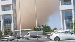 Diňle: Ahalda ýel turup, ilatly ýerleriň we ekin meýdanlarynyň ençemesini tozan basdy