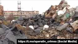 Мазутные отходы в Щелкино, собранные с побережья Крыма в результате крушения российских нефтяных танкеров «Волгонефть» в Керченском проливе 15 декабря 2024 года