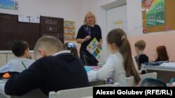 Anna Golynska, învățătoare de clase primare refugiată din Ucraina, a fost angajată la școala „Taras Șevcenko” în 2022.