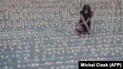 A koronavírus-járvány áldozatainak emlékére gyújtott gyertyák Csehországban, 2021. május 10-én