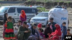 Avganistanske izbeglice koje čekaju na deportaciju u Avganistan ispred centra za registraciju u Landi Kotalu, blizu pakistano-avganistanske granice u Torkamu, 19. aprila 2025.