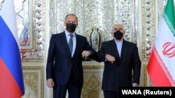 Мохамад Джавад Зариф (вдясно) и руският външен министър Сергей Лавров по време на срещата им Техеран