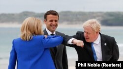 Boris Johnson cu Emmanuel și Brigitte Macron la summit-ul G7 din Cornwall, 11 iunie 2021.