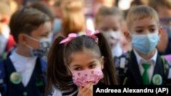 Nu va fi declarată epidemie de gripă, nu vor fi închise școlile, în schimb se va face triaj epidemiologic, iar oficialii le recomandă profesorilor și elevilor să poarte măști de protecție.