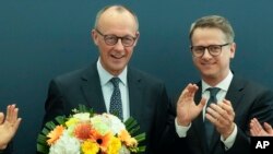 Carsten Linnemann (dreapta) cu actualul cancelar Friedrich Merz, la câștigarea alegerilor, în februarie 2025.
