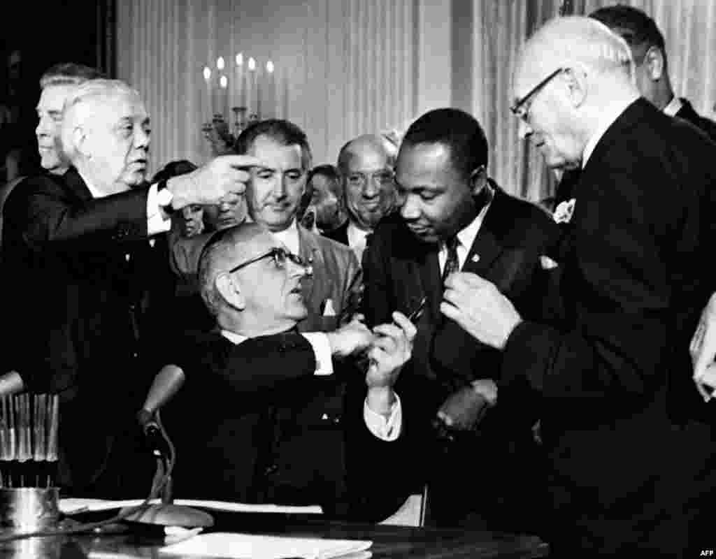 Američki predsjednik Lyndon B. Johnson i Dr. Martin Luther King, Jr. nakon potpisivanja povijesnog dokumenta o građanskim pravima u Bijeloj kući, 2. juli 1964. 