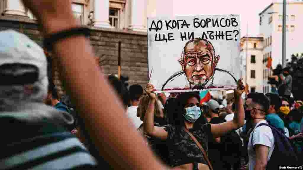 Много от по-младите участници се присъединиха към протеста след втория му ден, когато полицията употреби насилие срещу младежи. Оттук нататък поведението на полицията се превърна в трета тема на митингите и шествията.