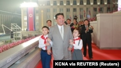 Kim Jong Un a fost fotografiat în timpul paradei iar potrivit observatorilor acesta arată cu mult mai slab decât în trecut. În contextul crizei alimentare din Coreea de Nord au circulat rapoarte cum că însăși elita coreeană s-ar confrunta cu lipsa hranei.