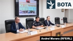 Victor Furtuna, kreu i Zyrës së Prokurorit për Luftimin e Krimit të Organizuar në Moldavi, së bashku me zyrtarë të Policisë dhe inteligjencës gjatë konferencës për media në Kishiniev më 22 shtator 2025. 