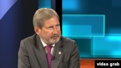 იოჰანეს ჰანი რადიო თავისუღფლების პრაღის შტაბბინაში სტუმრობისას