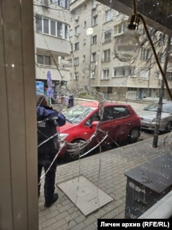 Счупената витрина на фризьорския салон на Сапунджиев