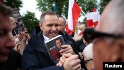 Karol Navrocki na predizbornom mitingu u mjestu Garvolin, Poljska, 5. maja 2025.