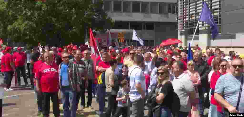 Барањата на работниците се зголемување на минималната плата на најмалку 500 евра и зголемување на сите останати плати за 100 евра