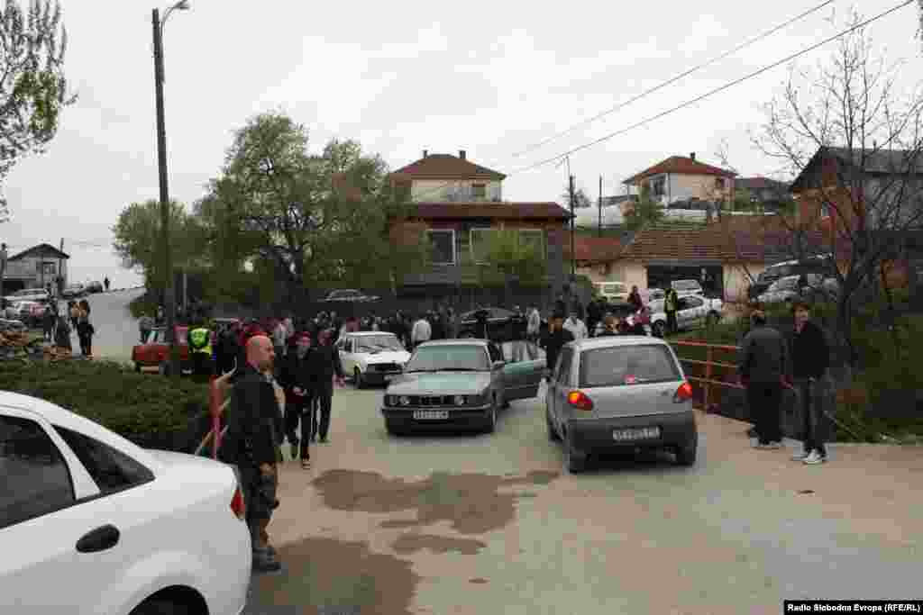 Револтирани граѓани се собираат во Црешево во знак на протест откако петмина млади момчиња ноќеска биле убиени во близина на Смилковското Езеро.