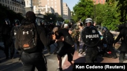 Policija rasteruje demonstrante u parku Lafajet u blizini Bele kuće u Vašingtonu 