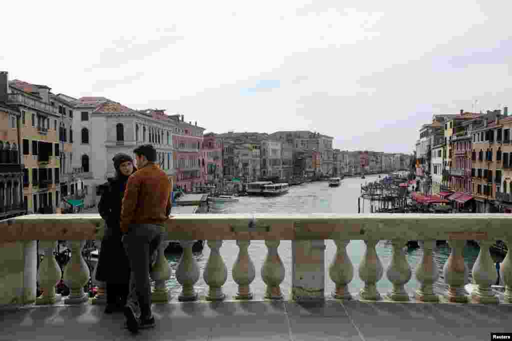 Një çift shihet se nuk e ndan Urën Rialto në Venecia me askënd, pas masave të izolimit me qëllim të parandalimit të përhapjes së koronavirusit të ri.