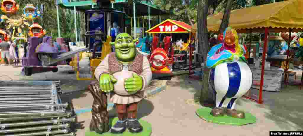 В феодосийском горсаду детвору развлекают западными мультперсонажами