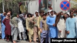 Ljudi u redu za banku 1. septembra u Kabulu nakon što su talibani ponovo došli na vlast