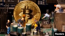 Bitcoin se kopa (mined) pomoću kompjutera, tj. korištenjem procesorskog vremena i distribucije u bitcoin mreži, uz pomoć matematičke formule.