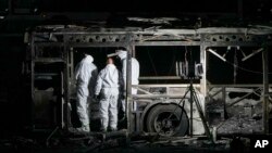 Experții verifică locul exploziilor produse la mai multe autobuze israeliene, 20 februarie 2025. 