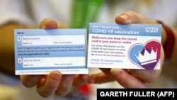 Kártya, amelyet a betegek kapnak a vakcinázást követően a londoni Croydon Egyetemi Kórházban, 2020. december 5-én.