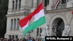 Tiltakozók gyülekeznek a Műegyetem rakparton az SZFE 2020. október 23-ai rendezvényén.