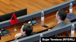 Kryeministri në detyrë i Kosovës, Albin Kurti, së bashku me kryetarin e Kuvendit të përbërjes së kaluar parlamentare, Glauk Konjufca, gjatë seancës së 17 prillit.