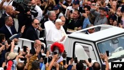 Papa Francisc salutând mulțimea în duminica Paștelui, în Piața Sfântului Petru de la Vatican, 20 aprilie 2025.