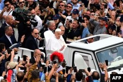 Папа Франциск маха на тълпата от папамобила след Великденската литургия на площад Свети Петър във Ватикана на 20 април 2025 г.