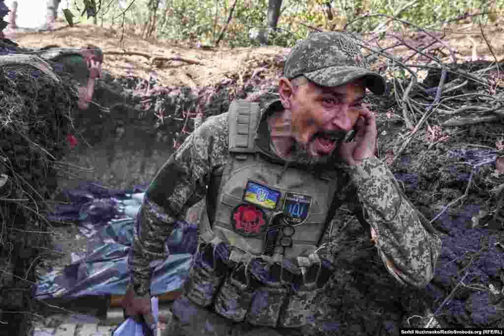 40 წლის უკრაინელი მეთაური არტემი თავის არტილერისტებს აფრთხილებს რუსულ პოზიციებზე თავდასხმამდე პოკროვსკის მახლობლად. 2024 წლის ოქტომბრის დასაწყისი. &nbsp;