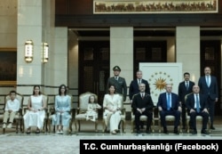 Посол Украины в Турции Нариман Джелял с семьей и президент Турции Реджеп Тайип Эрдоган. Стамбул, 8 июля 2025 года